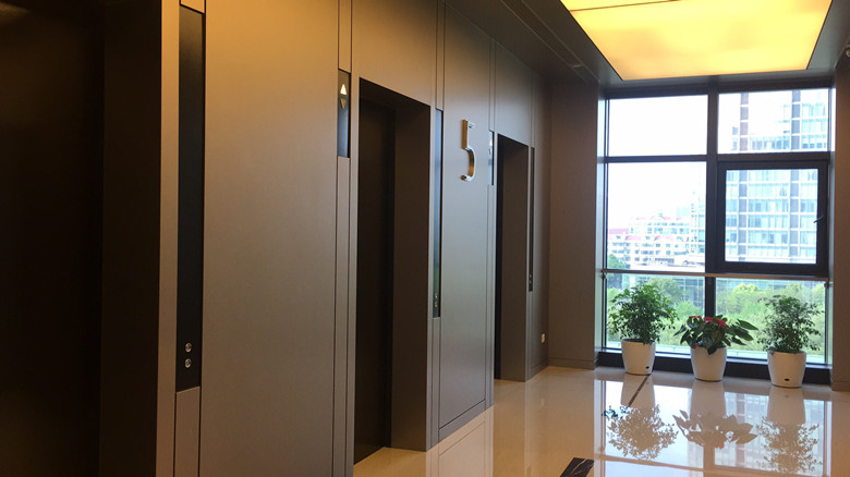 钛银氧化铝在公共电梯厅的使用